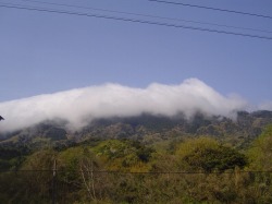 由良丘登山　由良丘と雨雲